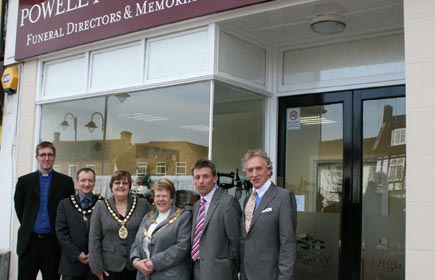 Mayor opens new branch